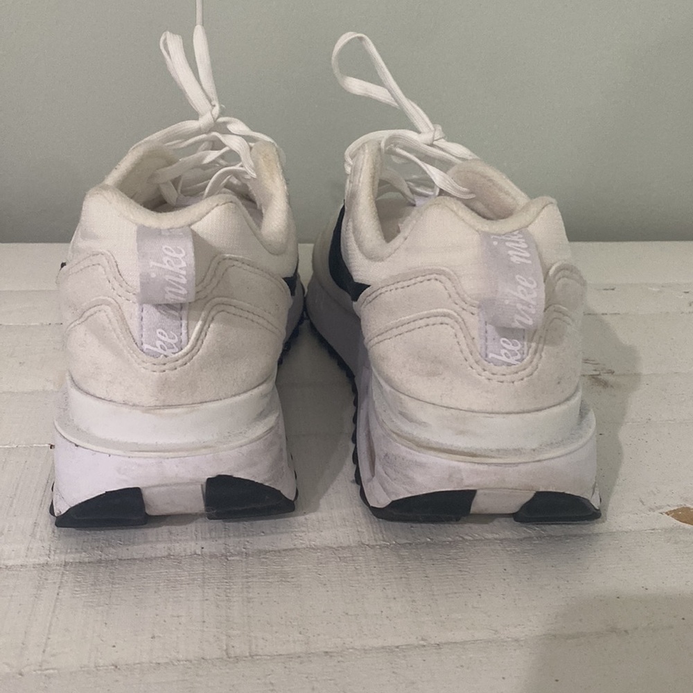 White Nike sneakers - Picture 2 of 4